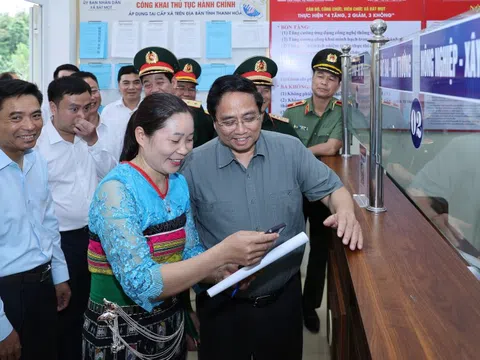 Thủ tướng kiểm tra trung tâm phục vụ hành chính công tại xã miền núi Thanh Hóa