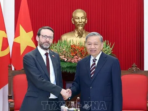 Tổng Bí thư Tô Lâm tiếp Đại sứ Anh tại Việt Nam
