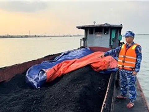 BTL Vùng Cảnh sát biển 1 bắt giữ tàu chở 110 tấn than không rõ nguồn gốc