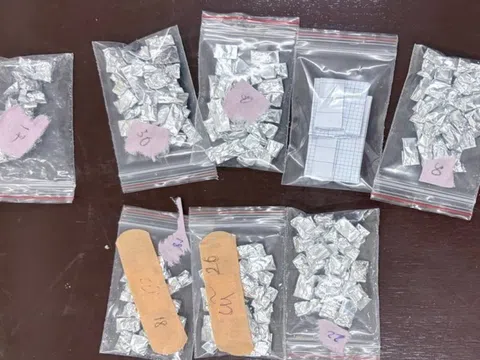 Bắt quả tang các đối tượng trả lương cho công nhân bằng ma tuý