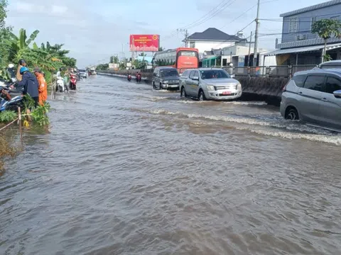 Quốc lộ 1 qua Cần Thơ ngập sâu gần 1 mét: Bố trí nhân sự trực hướng dẫn giao thông