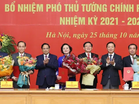 Thủ tướng trao quyết định bổ nhiệm và giao nhiệm vụ cho 2 Phó Thủ tướng, 3 Bộ trưởng