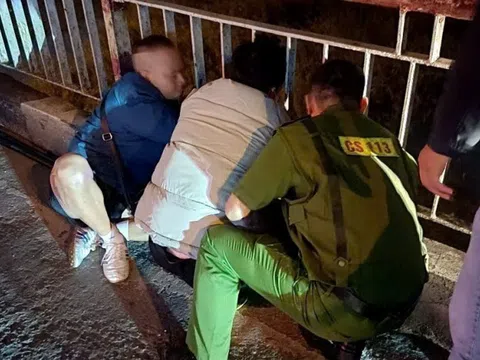Ngăn chặn nam thanh niên cầm dao đe dọa người cản mình nhảy cầu tự tử