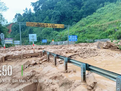 Đường Hồ Chí Minh qua Quảng Ngãi ách tắc hoàn toàn do sạt lở