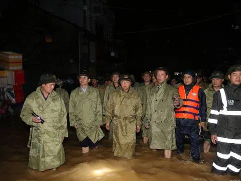 Phó Thủ tướng Trần Hồng Hà kiểm tra, chỉ đạo công tác ứng phó lũ lụt tại Huế