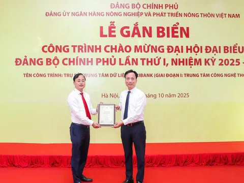 Agribank gắn biển công trình Trung tâm dữ liệu chào mừng Đại hội Đảng bộ Chính phủ