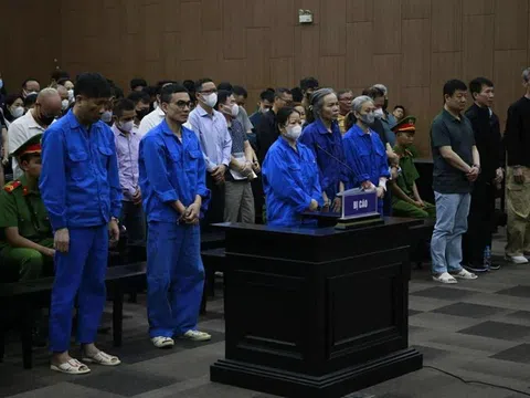 Tiền ở đâu ra mà nhiều thế?