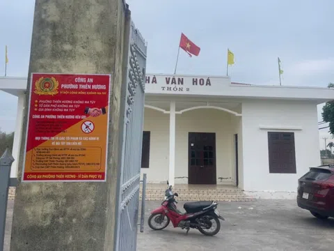 Lý do người đàn ông trốn trong nhà văn hóa, lên mạng cầu cứu lúc tối muộn