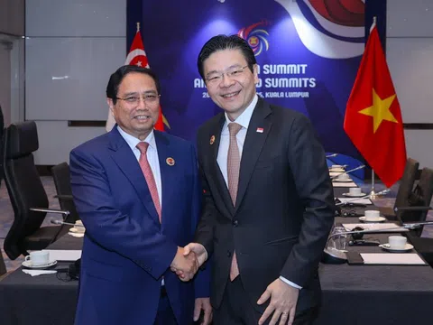 Thủ tướng đề nghị Singapore hỗ trợ phát triển một số ngành công nghiệp chiến lược