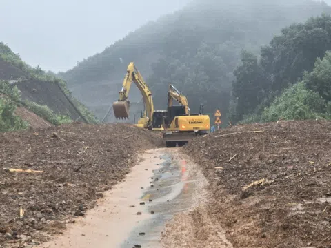 Cao tốc La Sơn - Túy Loan tiếp tục ách tắc do sạt lở nghiêm trọng