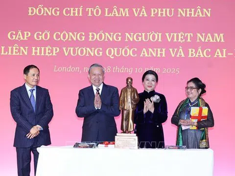 Tổng Bí thư gặp gỡ cộng đồng người Việt Nam và cán bộ Đại sứ quán Việt Nam tại Anh