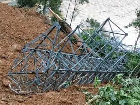 Khẩn trương khắc phục sự cố sạt lở làm ngã đổ cột điện 110kV Phước Sơn