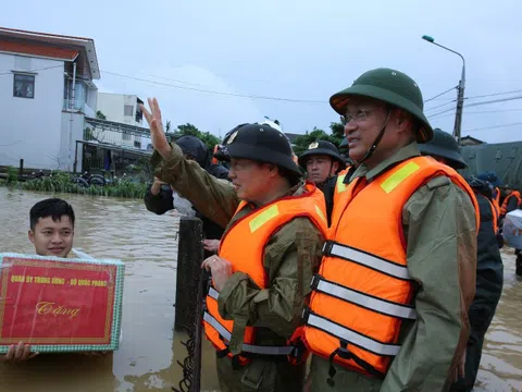 Phó Thủ tướng Trần Hồng Hà thăm hỏi, động viên người dân bị cô lập trong vùng lũ ở Đà Nẵng