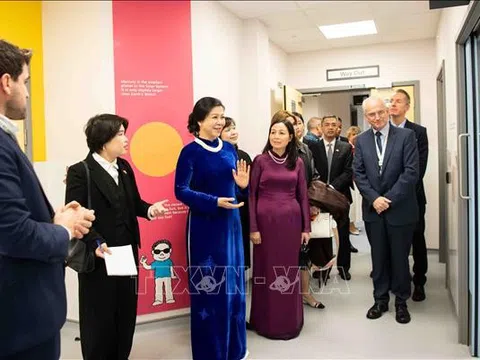 Phu nhân Ngô Phương Ly thăm Bệnh viện Nhi Evelina London