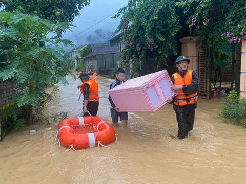 Quân đội yêu cầu điều động lực lượng, phương tiện cao nhất giúp dân chống lũ tại miền Trung