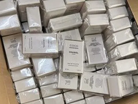 Công an TP Hồ Chí Minh triệt phá đường dây nước hoa giả, thu giữ gần 20.000 chai