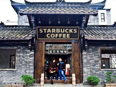 Lợi nhuận toàn cầu giảm 85%, Starbucks tìm bán cổ phần 4 tỷ USD tại Trung Quốc, đối đầu 26.000 cửa hàng Luckin Coffee