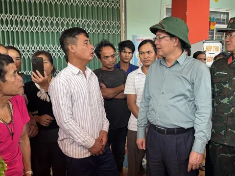 Phó Thủ tướng Hồ Quốc Dũng thăm hỏi, động viên người dân bị ảnh hưởng do sạt lở đất tại Quảng Ngãi