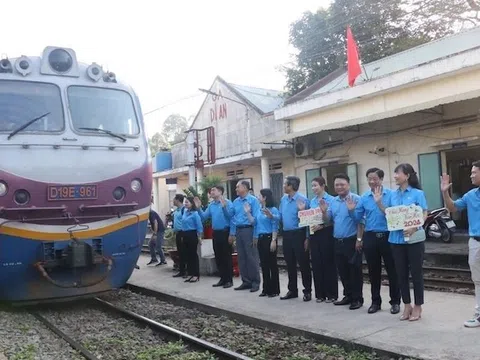 Hỗ trợ vé máy bay, vé tàu cho người lao động khó khăn về quê đón Tết