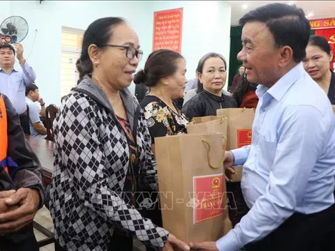 Thường trực Ban Bí thư thăm, tặng quà người dân bị ảnh hưởng do mưa lũ tại Huế
