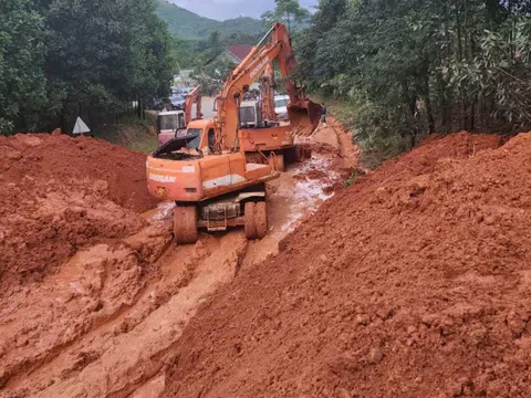 Dự kiến đêm nay sẽ thông tuyến đường Hồ Chí Minh qua đèo Lò Xo