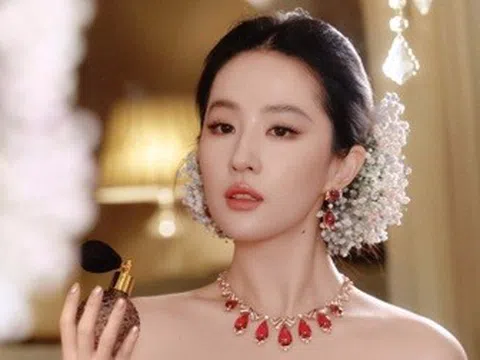 Lưu Diệc Phi gây sốt với kiểu tóc cài hoa baby, xứng danh bà hoàng xu hướng