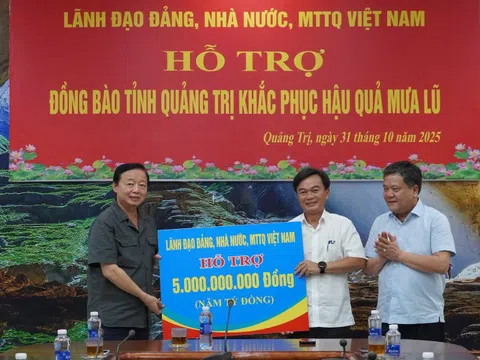 Phó Thủ tướng Trần Hồng Hà trao quà hỗ trợ tỉnh Quảng Trị khắc phục hậu quả mưa lũ