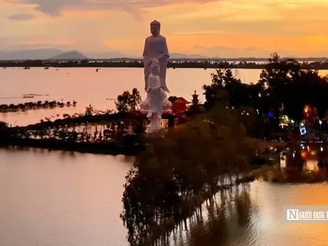 Chỉ miền Tây mới có: Ngôi chùa “nổi” giữa mênh mông biển nước