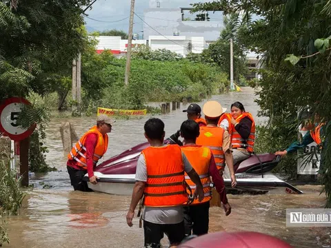Huy động ca nô vượt lũ cứu người, tiếp tế lương thực cho vùng ngập nghiêm trọng ở Lâm Đồng