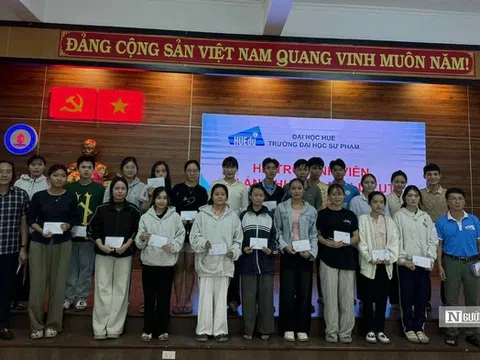 Hàng trăm sinh viên xa nhà được thầy cô tiếp sức sau trận lũ lớn ở Huế