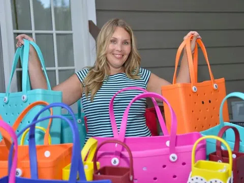 Câu chuyện kinh doanh: Mạo hiểm 'đốt' 200.000 USD tiền học của con, bà mẹ U40 bị chê 'thô kệch' và cú lội ngược dòng tạo nên 'đế chế' túi xách 100 triệu USD