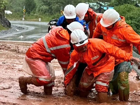 Nỗ lực khôi phục lưới điện sau mưa lũ tại miền Trung