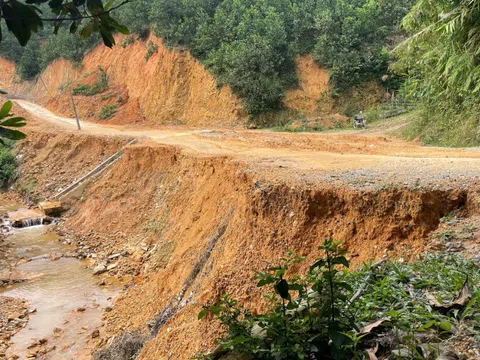 Đường giao thông thi công dang dở, dân khổ sở vì đi lại khó khăn