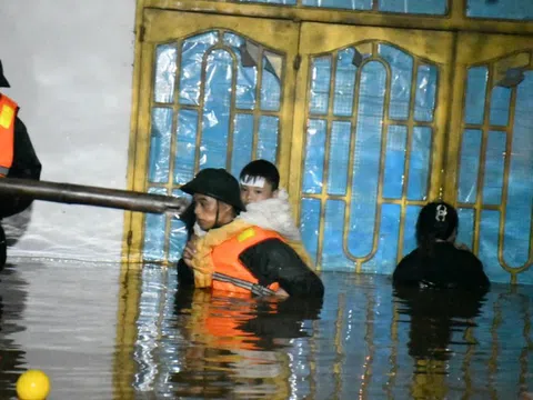 Căng mình giúp dân trong lũ lịch sử: Mệnh lệnh từ trái tim người lính