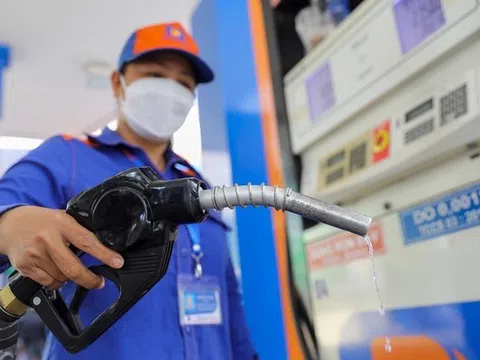 Giá xăng tăng, giá dầu giảm nhẹ từ chiều nay