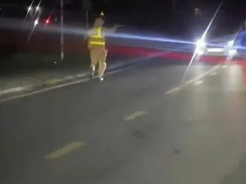 Xử lý tài xế "trốn" kiểm tra nồng độ cồn, lái xe lùi xuống ruộng