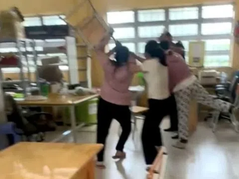 Thầy giáo bị tố nhắn tin thân mật với nữ sinh, phụ huynh xông vào trường hành hung