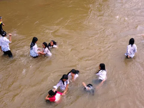 245 học sinh vùng biên ở Thanh Hóa tắm giặt giữa suối vì đứt nguồn nước sạch