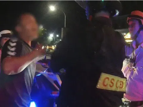 Tạm giữ người đàn ông không chấp hành yêu cầu kiểm tra nồng độ cồn, tự đập đầu vào cửa kính