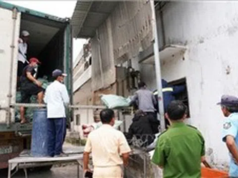 Phát hiện xe đầu kéo chở 30 tấn thực phẩm không rõ nguồn gốc