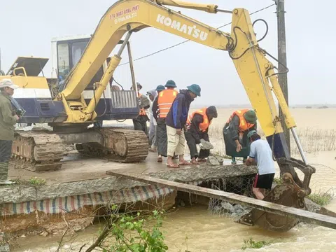 TP Huế: Bộ đội, dân quân khẩn trương khắc phục sự cố vỡ đê do mưa lũ