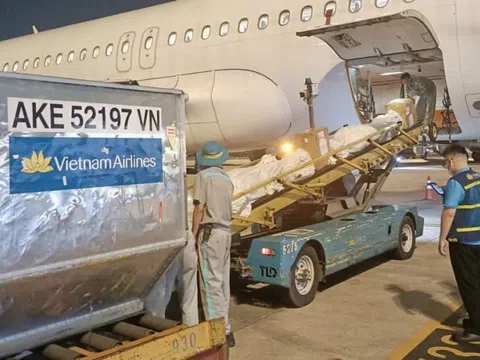 Gần 500kg hàng hóa hỗ trợ vùng lũ đã được Vietnam Airlines vận chuyển đến Huế