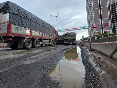 Kiểm tra, khắc phục đường huyết mạch trung tâm Đà Nẵng xuất hiện ổ gà sau mưa lớn