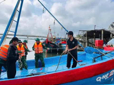 Quảng Ngãi: Lực lượng Biên phòng hỗ trợ ngư dân phòng chống bão số 13
