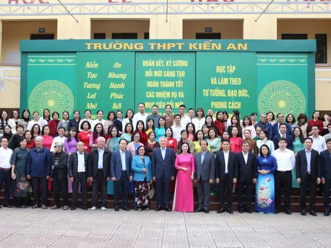 Phó Thủ tướng Thường trực Chính phủ Nguyễn Hòa Bình thăm Trường THPT Kiến An (Hải Phòng)