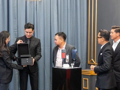 Khách hàng chốt đơn điện thoại Vertu giá trăm triệu trong livestream của Thái Công