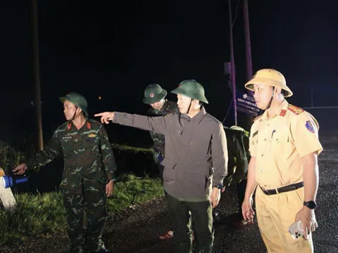 Phó Thủ tướng Trần Hồng Hà thị sát khu vực Quy Nhơn ngay trong đêm sau khi bão số 13 quét qua