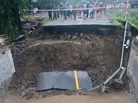 Đường sắt tê liệt, nhiều tuyến quốc lộ qua miền Trung-Tây Nguyên ngập nước