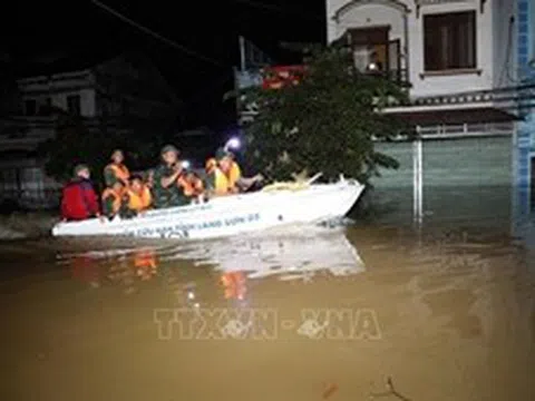 Xuyên đêm hỗ trợ người dân ở vùng 'rốn lũ' Lạng Sơn