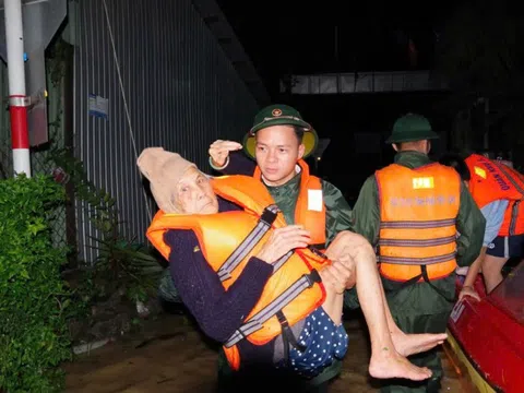 CẬP NHẬT: Hỗ trợ khẩn cấp khắc phục hậu quả bão số 13